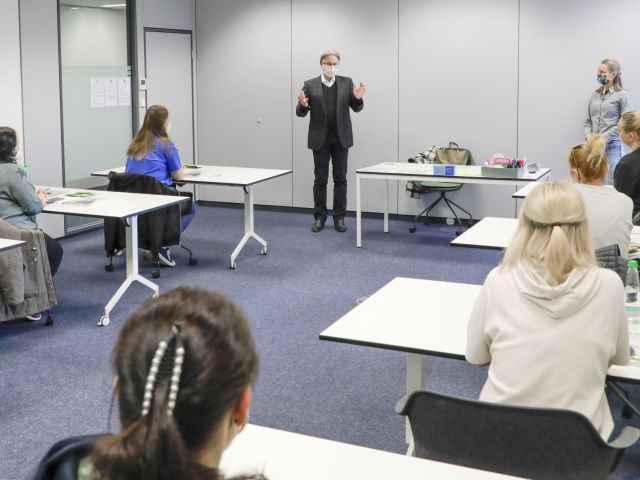 Porsche hilft Flüchtlingen mit Sprachkursen - Bild 1