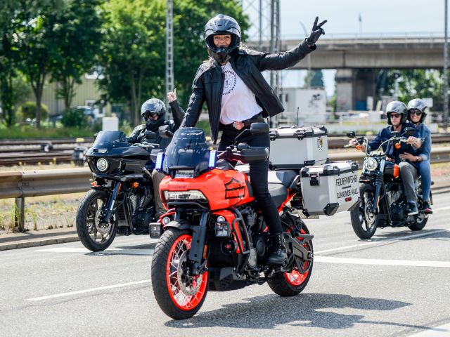 50.000 Besucher feiern in Hamburg die Harley - Bild 1