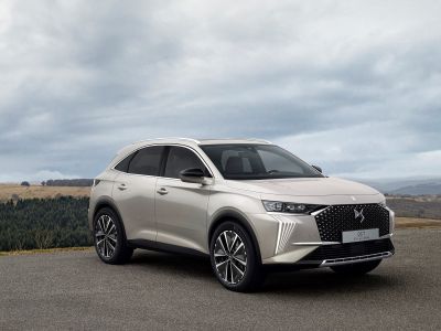Der DS 7 verliert den Namenszusatz und erstarkt auf 360 PS