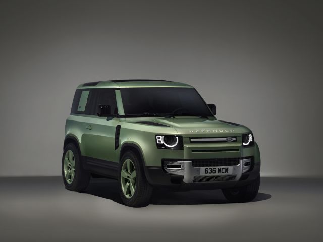 Land Rover taucht den Defender in Grasmere Green - Bild 1