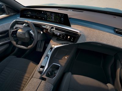 Peugeots i-Cockpit streckt und wölbt sich