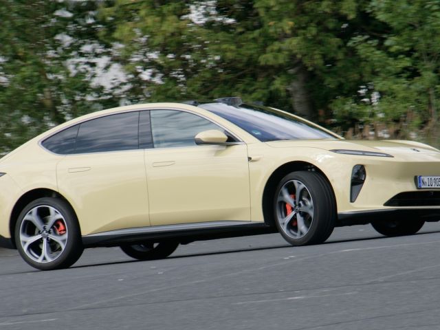 Messlatte Tesla Model 3 - Bild 1