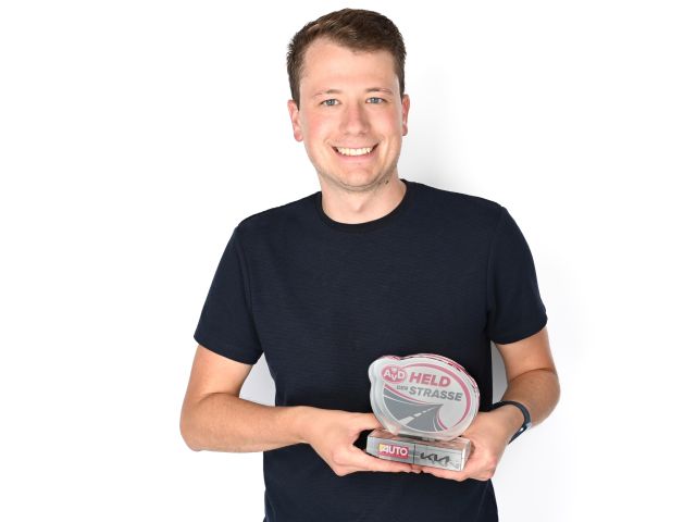 Mutter und Kind aus brennendem Auto gerettet - Bild 1