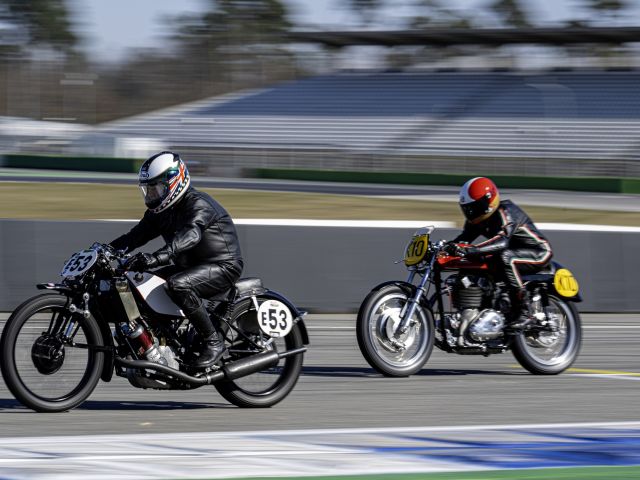 Historische Motorräder fahren um die Meisterschaften - Bild 1