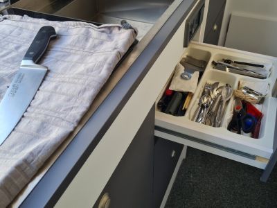 Sind Küchenmesser während der Fahrt in der Besteckschublade sicher?