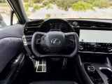 Der Lexus RZ 550e F Sport simuliert Gangwechsel - Bild 3