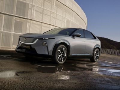 Der Mazda CX-6e startet bei 49.990 Euro