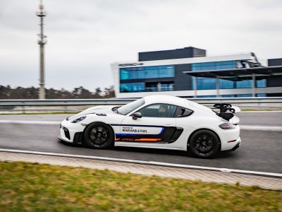 Porsche setzt im Erlebniscenter alternativen Kraftstoff ein