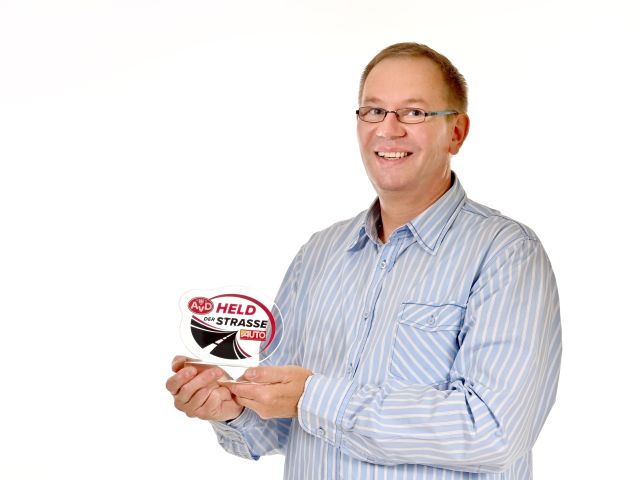 „Held der Straße“ rettet Motorradfahrer vor den Flammen - Bild 1