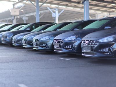 Photovoltaik-Parkplatzüberdachung für 6000 Autos