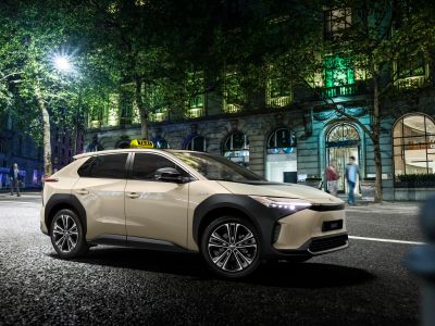 Der Toyota bZ4X empfiehlt sich als Taxi