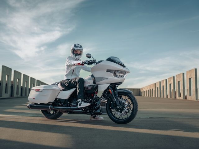 Diese Road Glide zieht’s auch auf die Rennstrecke - Bild 1