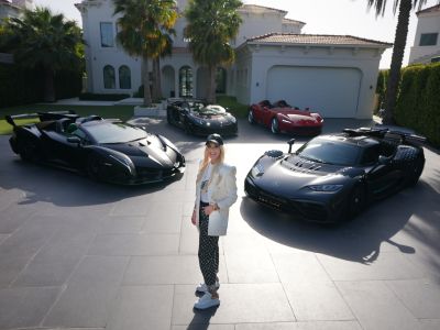 Supercar Blonide geht unter die Verkäuferinnen