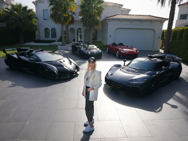 Supercar Blonide geht unter die Verkäuferinnen - Bild 1