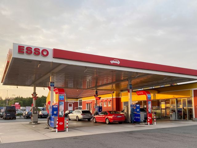 Auf der Autobahn kostet der Liter fast 40 Cent mehr - Bild 1