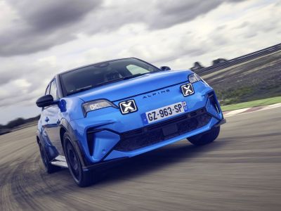 Alpine lädt zur Blauen Nacht