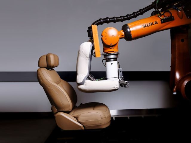 Roboter testen Sitze für Jaguar Land Rover - Bild 1