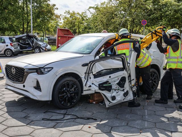 Die Feuerwehr übt am Mazda CX-60 - Bild 1