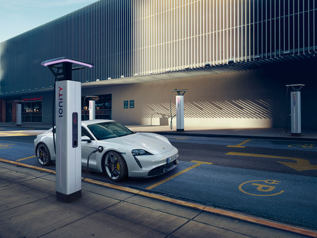 Porsche versichert Batterien und Ladestationen - Bild 1