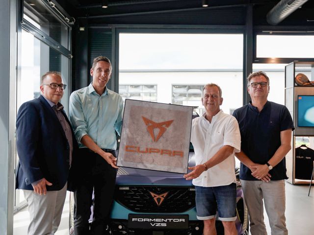 Cupra Garage mit eigenem Padel-Court - Bild 1