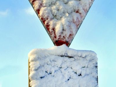 Wann zugeschneite Verkehrsschilder gelten – und wann nicht