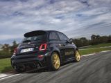 Schwarzer Abarth mit goldenem Skorpion - Bild 2