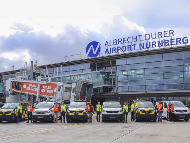 Acht Opel Vivaro Electric für den Flughafen Nürnberg - Bild 1