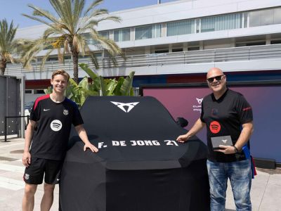 Fans übergeben Fahrzeugschlüssel an Fußballstars