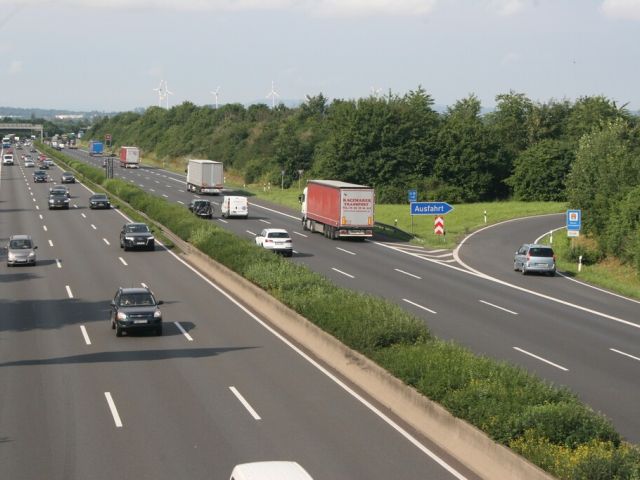 Stau durch unnötige Spurwechsel - Bild 1