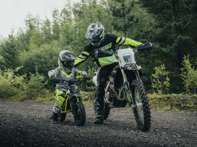 Triumph bringt Elektro-Offroad-Bikes für Kinder und Jugendliche 