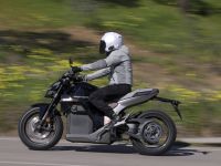 Motorräder weiter auf der Überholspur