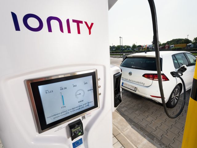 Die Autoindustrie fordert mehr Tempo bei der Ladeinfrastruktur - Bild 1