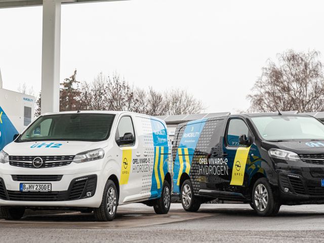 Zwei Opel Vivaro-e Hydrogen als Servicefahrzeuge im Einsatz - Bild 1