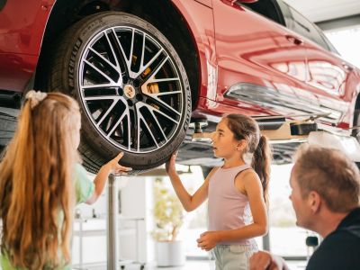 Porsche eröffnet „Erlebniswerkstatt“ für Schüler