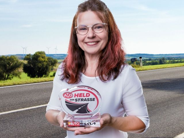 Altenpflegerin befreit Fahrer aus brennendem E-Auto - Bild 1