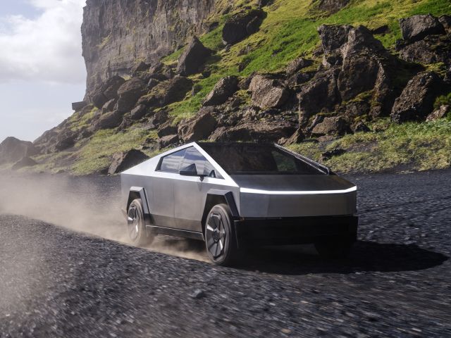 Tesla auf Cyper-Tour - Bild 1