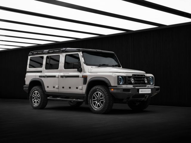 Der Ineos Grenadier gratuliert Belstaff - Bild 1