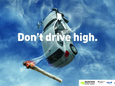 Plakate warnen vor Rauschmitteln und Smartphone 