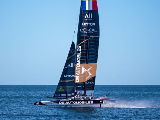 DS fegt über das Wasser - Bild 1