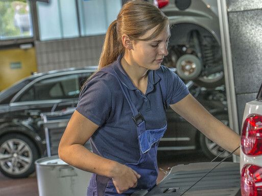 ZDK verteidigt höhere Stundensätze für Arbeiten an E-Autos - Bild 1