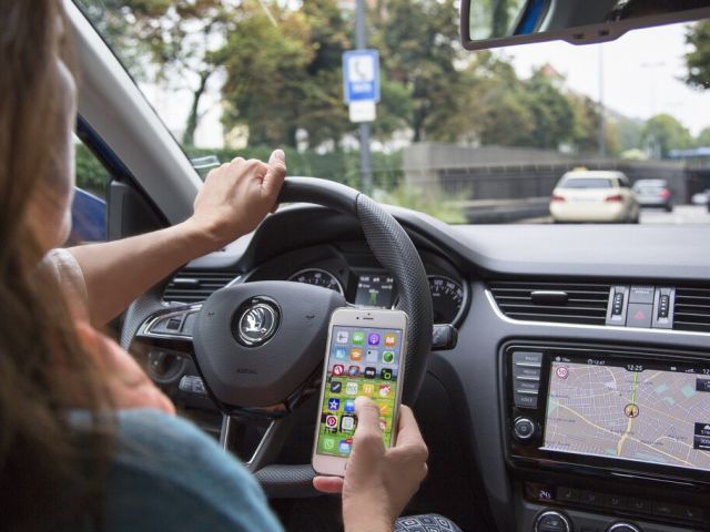 Der ADAC geht von bis zu einer Milliarde Handyverstößen im Jahr aus - Bild 1