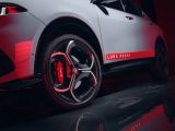 Alfa Romeo bringt Luna Rossa vom Wasser auf die Straße - Bild 12
