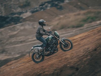 Die Benelli Leoncino traut sich jetzt auch ins Gelände 