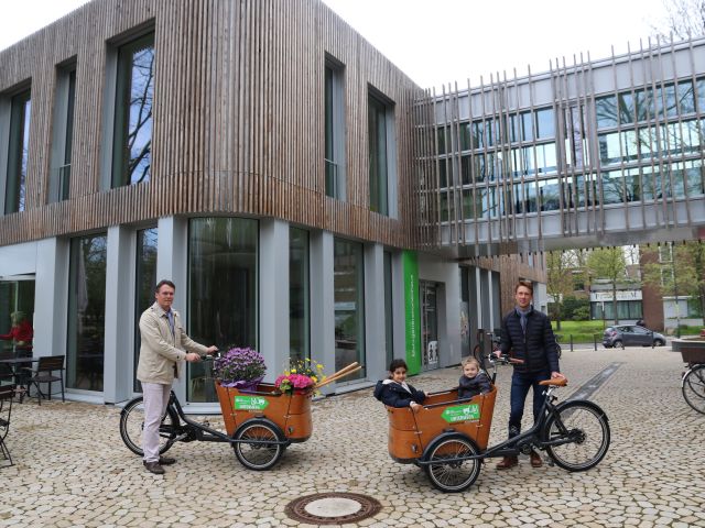 Mazda übergibt zwei Lasten-E-Bikes - Bild 1