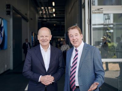 Bill Ford und Olaf Scholz eröffnen Electric Vehicle Center in Köln
