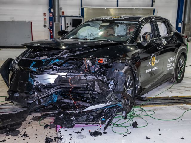 Crashtest: Der Lexus RZ lässt nichts anbrennen - Bild 1