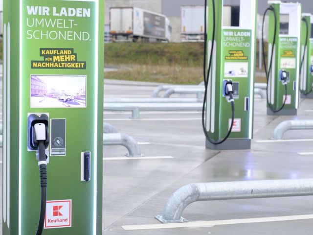 Platz für acht Zugmaschinen plus Auflieger - Bild 1