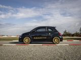 Schwarzer Abarth mit goldenem Skorpion - Bild 14