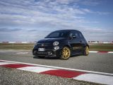 Schwarzer Abarth mit goldenem Skorpion - Bild 16