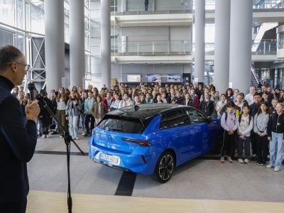 Girls‘ Day bei Opel: Teilnehmerinnen im Gespräch mit weiblichen Fachkräften